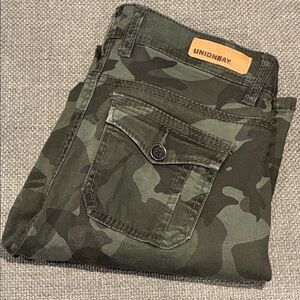 UNIONBAY Green Camouflage Cargo Pants with Zipper Detail under front pocket
